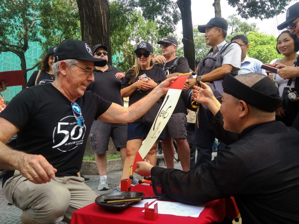 ong-do-tang-chu-thu-phap-cho-khach-nuoc-ngoai