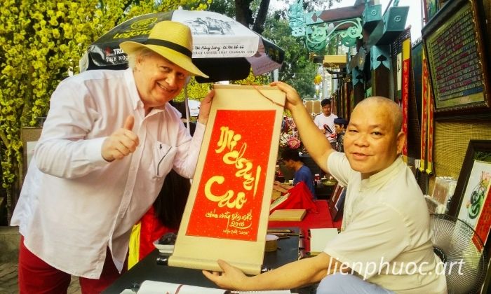 Ông Đồ Tặng Chữ Thư Pháp Cho Khách Nước Ngoài 