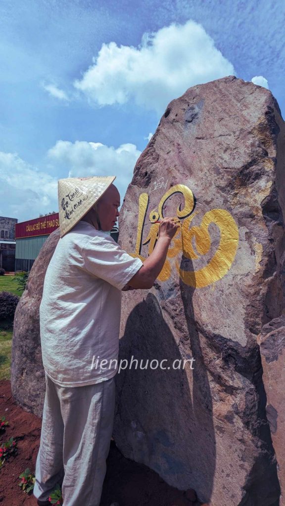 viết thư pháp trên đá