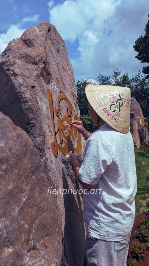 viết thư pháp trên đá