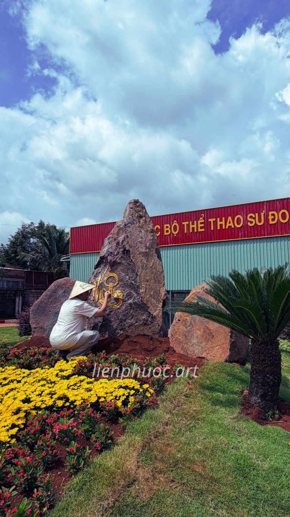 viết thư pháp trên đá